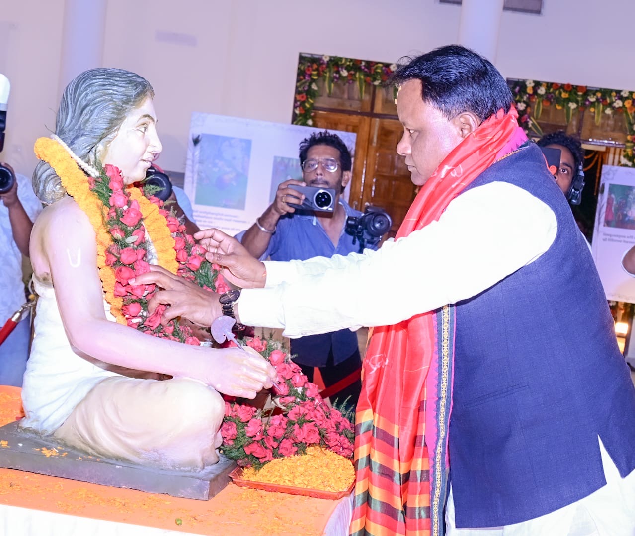 Odisha CM Mohan Majhi pays floral tributes to ‘Gita Govinda’ Poet Jayadev on his Birth Anniversary.