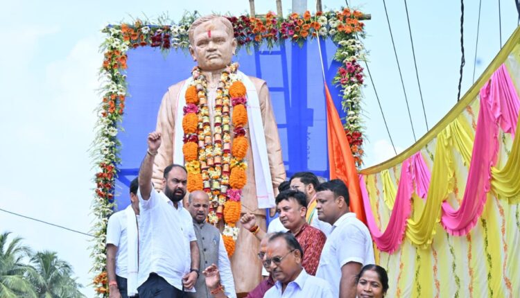 Manmohan Samal unveils statue of Bisnu Sethi