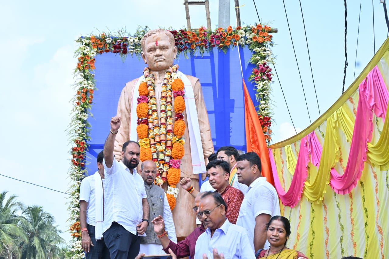 Manmohan Samal unveils statue of Bisnu Sethi