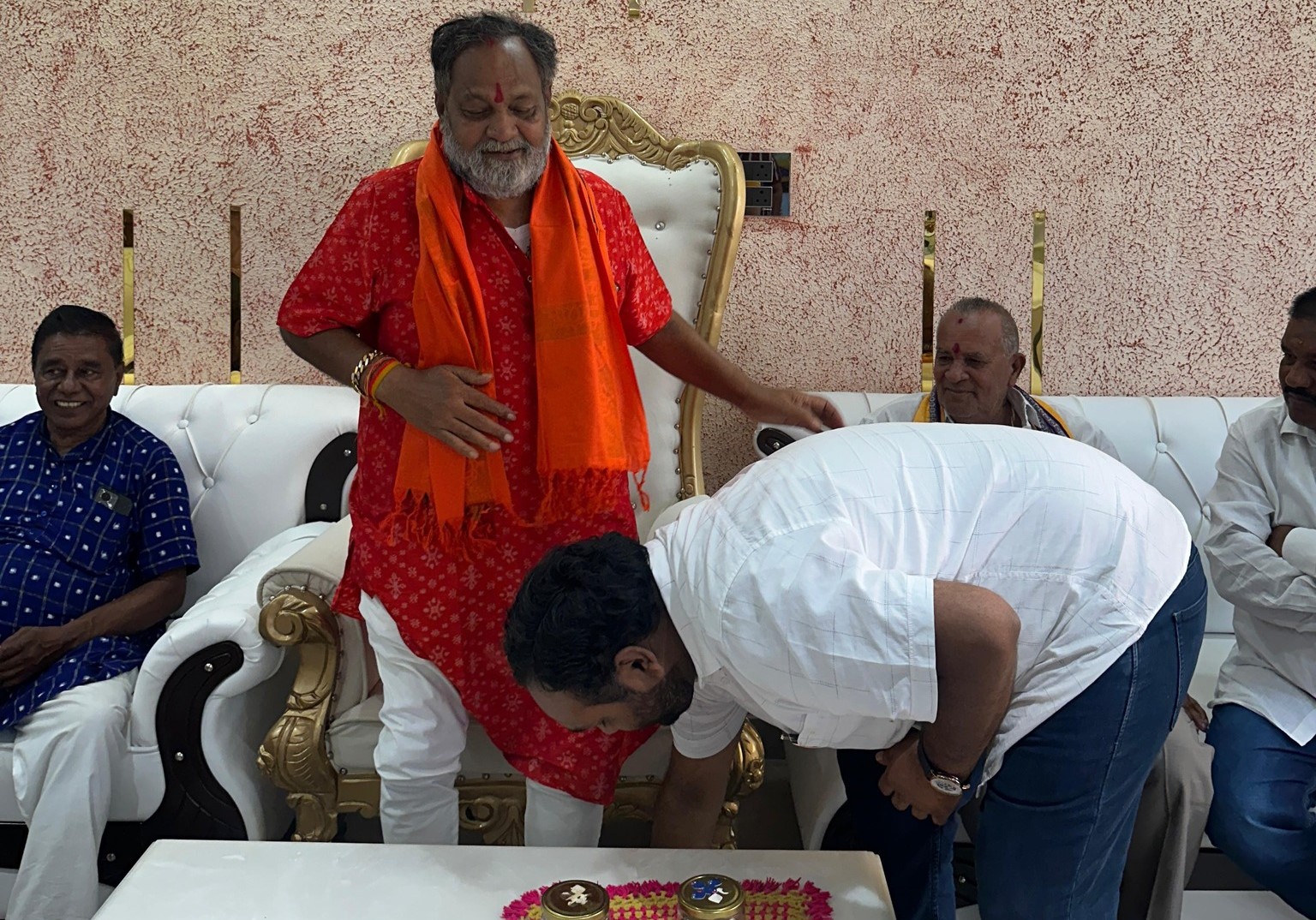 PiN Poll Update: Jai Dholakia seeks blessings of Basant Panda
