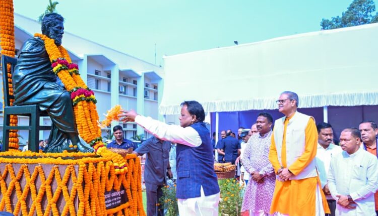 On the occasion of Gopabandhu Jayanti, Odisha CM Mohan Majhi paid floral tributes to Utkalmani Pandit Gopabandhu Das at his statue in Odisha Legislative Assembly premises.