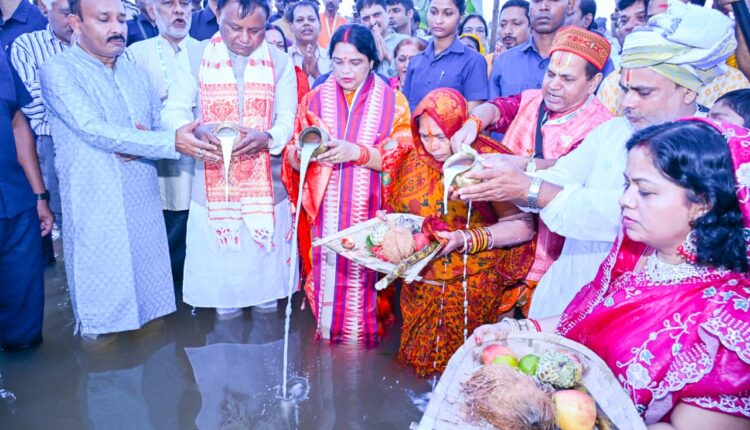 Odisha CM Mohan Majhi and his wife offer morning arghya to the rising Sun at Kuakhai River Ghat in Bhubaneswar, marking the conclusion of Chhath Puja.