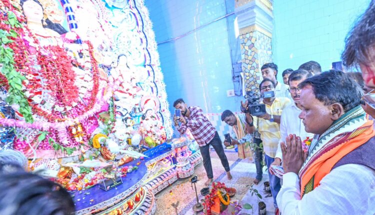 Odisha CM visits Durga Puja pandals in Cuttack