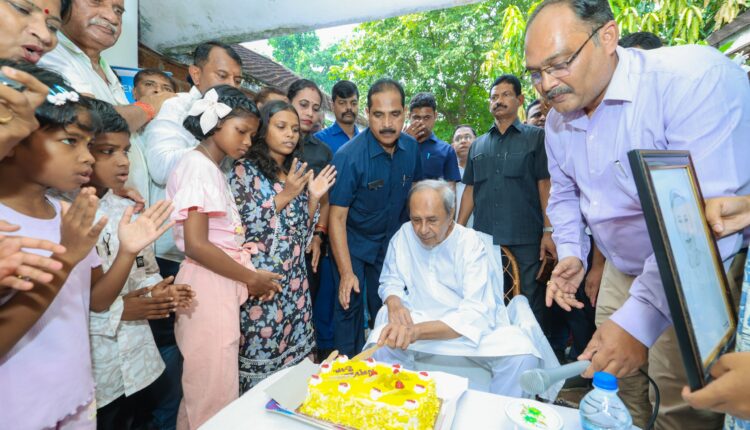Former CM and BJD President Naveen Patnaik joined BJD’s Jan Sampark Padayatra in Bhubaneswar’s Ganganagar area and spent time with children on his birthday today.