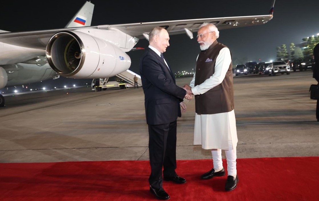 Prime Minister Narendra Modi receives Russian President Vladimir Putin at Palam Technical Airport in Delhi.  PM Modi and Putin travel in the same car.