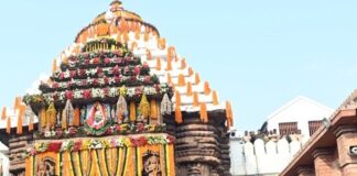 President Droupadi Murmu performs Pinda Daan rituals at Sweta Ganga and offers prayers at Puri Jagannath temple.