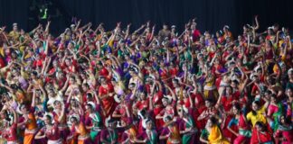 During PM Modi's visit to Kuala Lumpur, 800 dancers set a Malaysia Book of Records for the largest traditional Indian dance performance.