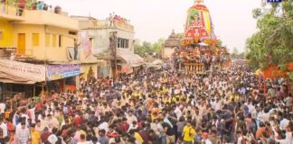 Rukuna Rath Yatra in Bhubaneswar: The pulling of Lord Lingaraj’s chariot begins at 2:30 PM, after receiving the divine Agyanmala.