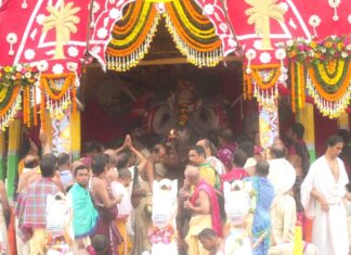 Ratha Jatra 2026: Divine Mangala Alati of Lord Jagannath held atop the Nandighosha Ratha. Pulling of Chariots underway in Puri.