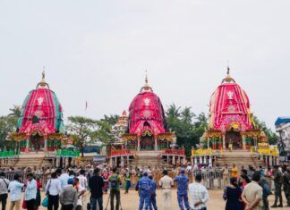 Pahandi of Lord Jagannatha, Lord Balabhadra and Devi Subhadra begins. A sea of devotees throng the pilgrim town to witness Puri Bahuda Jatra.